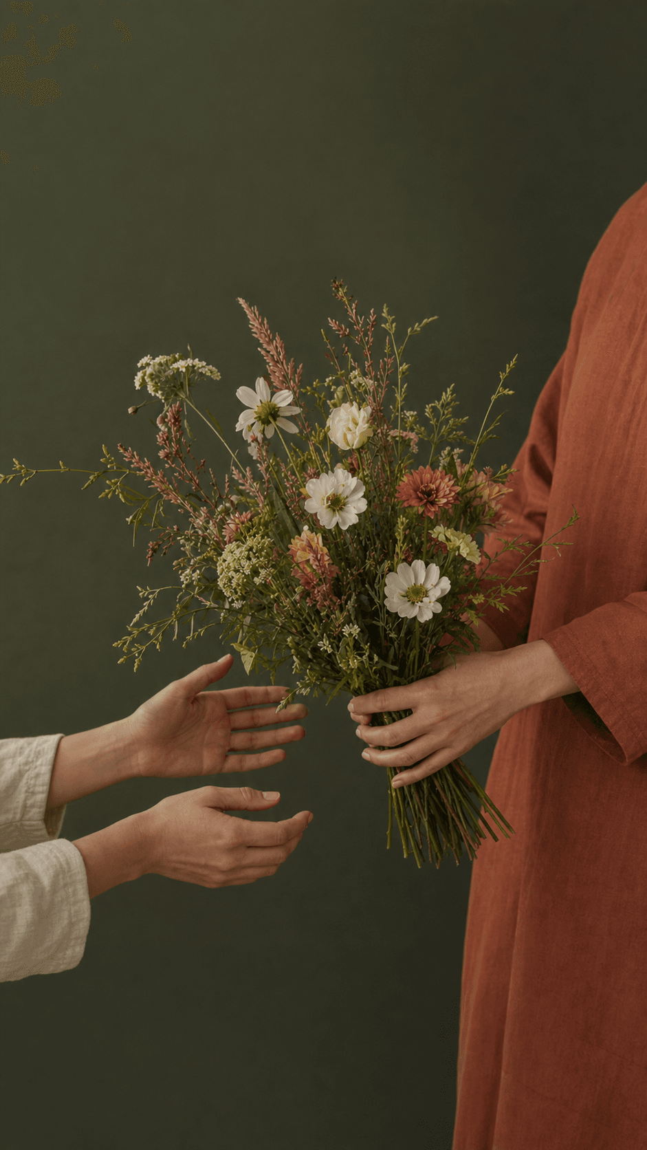Blumen werden bei der Lieferung übergeben