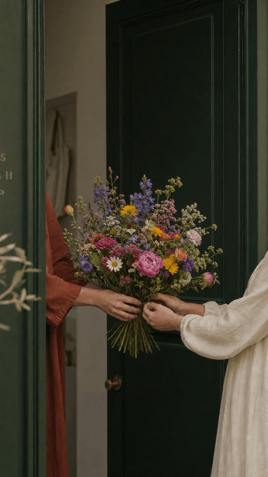 posyco-Florist übergibt einen handgebundenen Strauß