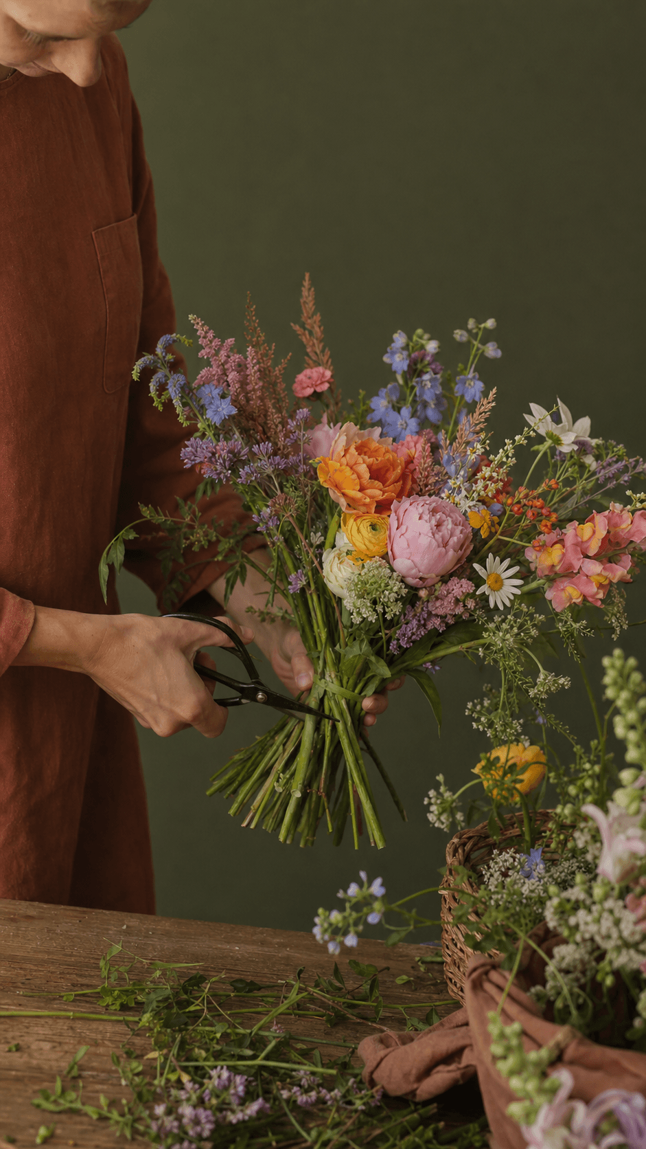 Partner-Florist schneidet und bindet Blumen