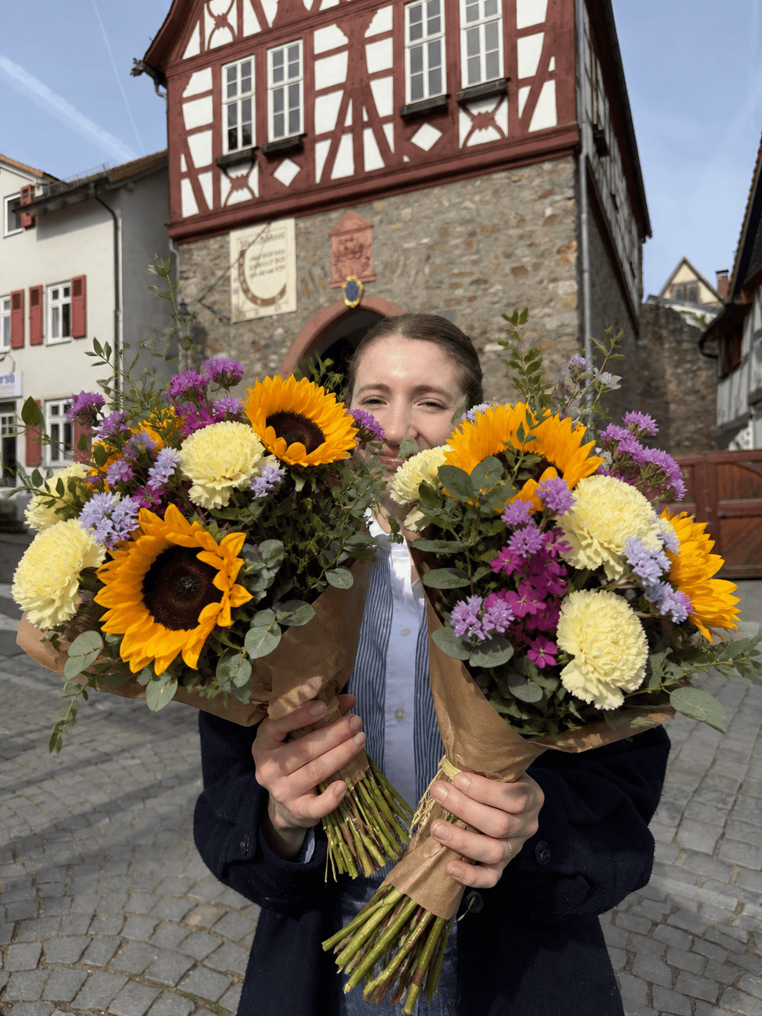 Zwei frisch gebundene Sträuße vor dem historischen Rathaus in der Oberurseler Altstadt